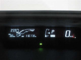 運転席のメータパネル類は常に視界に入る場所ですので、大事なチェックポイントです。ぜひ実際にご乗車ください。