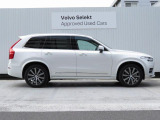 ボルボのフラッグシップモデルでありながら、7人乗りのSUVとしてファミリーからの人気も高いXC90です 新型では前輪の位置を前に伸ばし、安定感のあるどっしりとしたフォルムを得ました