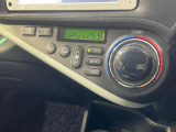 【オートエアコン】一度お好みの温度に設定すれば、車内の温度を検知し風量や温度を自動で調整。暑い&hellip;寒い&hellip;と何度もスイッチ操作をする必要はありません。快適な車内空間には必須の機能ですね♪