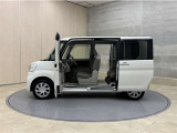 狭いスペースでも、隣の車を気にせず開閉出来るスライドドア。どんな場所でもドアを十分に大きく開くことが出来るので乗り降りや荷物を載せるのに便利です。