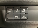 運転席脇のクラスタースイッチ部分にはカメラ切り替えスイッチ、パーキングセンサーその他走行系スイッチを集中配置しております。