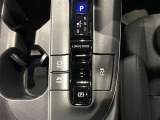 【電動パーキング】ボタンひとつでパーキングON。女性の方や運転に慣れていない方にも安心.