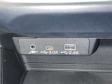 充電用USB端子付き。スマートフォンなどの充電に便利です。