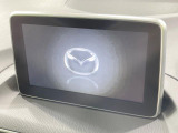 【マツダコネクトナビ】車内の雰囲気にマッチした一体型タイプのナビ。各種車輌設定やBluetooth再生等、様々な機能が楽しめます。直感的なダイヤル操作が可能で、使い勝手も良好です。