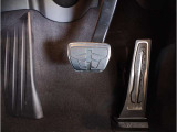 【ペダル】BMWはオルガン式アクセルペダルを採用しています。踏み込む足とペダルが同じ軌跡を描くため、かかとがずれにくく、アクセルコントロールがよりしやすくなるメリットがあります。