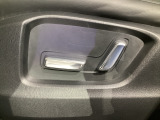 こちらのグレードは助手席にもパワーシートを装備しております!運転席同様お好みで調整が可能です!