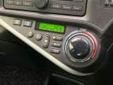 【オートエアコン】一度お好みの温度に設定すれば、車内の温度を検知し風量や温度を自動で調整。暑い&hellip;寒い&hellip;と何度もスイッチ操作をする必要はありません。快適な車内空間には必須の機能ですね♪