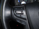 ステアリングスイッチ付きで、運転中に視線を前に向けたまま操作できます。