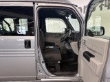 運転席・助手席シートはゆったり広々しており、快適な運転が可能です!