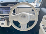 インテリアに合わせたデザインのステアリングは、運転される方のことも考え、運転しやすい形状、大きさです。是非一度、実際に触ってお確かめください。