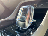 【オレフォス社製クリスタル・シフトノブ】高い存在感を放つクリスタルのシフトノブはボルボPHEV車のみに装備される特別なアイテム。スウェーデン南部のクリスタルガラスメーカー、オレフォス社による製造。