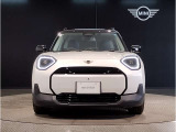 MINIのフロントグリルのデザインはイギリスで生まれた当初から、シルバーのサイドバーが折り重なった伝統的なデザインで御座います。その伝統はBMWのお車になってからでも少しずつ形を変えて守られております