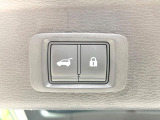 【パワーバックドア】スマートキーや運転席のボタンを押すだけでリアゲートが自動で開閉します!荷物を持っている時や、高い位置にあるバックドアを閉める際に便利な機能です♪