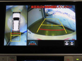 車両を上から見たような映像を映し出すパノラミックビューモニター付きです。
