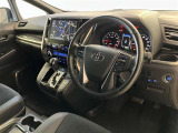 運転席周りのレイアウトをご覧ください。ナビゲーションが綺麗に装着されすっきり収まってますね!