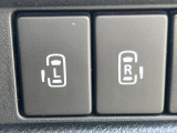 【両側パワースライドドア】スマートキーや運転席のスイッチで後席両側スライドドアの開閉が可能♪電動だから力を入れてドアを開ける必要が無く、小さなお子様でも簡単に開け閉めでき快適です♪