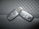 開け閉め楽々スマートキー(スペアキー付き)装備しています♪キーをポケットやカバンに入れたままでも鍵の開け閉めができ、エンジンを始動することも可能です!