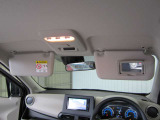 運転席・助手席ともにサンバイザー内側に鏡がついております。