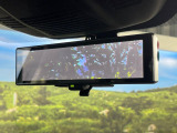 【インテリジェントルームミラー】後席の大きな荷物や同乗者で後方が確認しづらい時でも安心!カメラが撮影した車両後方の映像をルームミラー内に表示。クリアな視界で状況の確認が可能です!
