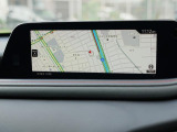 マツダコネクトの8.8インチワイドセンターディスプレイです。『Android Auto』『Apple CarPlay』や独自のコネクテッドサービスに対応したインターフェイスシステムです。
