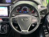 インテリアに合わせたデザインのステアリングは、運転される方のことも考え、運転しやすい形状、大きさです。是非一度、実際に触ってお確かめください。