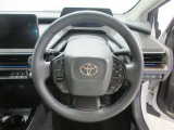 ステアリングから手を離さず、運転に集中したままオーディオ等の操作や安全装置の設定などが行えます。