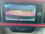 【リアカメラ】リバースに入れるだけで後方の映像が映ります。安全確認や、狭い駐車場での車庫入れ、雨の日や夜間など視界の悪い時に便利です。安全にバックする為には欠かせない装備です。