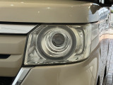 LEDヘッドライトは、点灯の瞬間から最大光量を発揮し、突然暗くなるトンネルなどでの安定感を高めます。