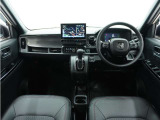 ◆インテリアパネル◆視界広々で非常に運転しやすくロングドライブでも疲れを感じさせないすっきりとまとまったインパネ周りです。