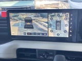 アラウンドビューモニターが進化して3D表示ができるようになりました!混雑する駐車場などでもクルマの周囲が8つの視点から見えるので、安心して発進できます。
