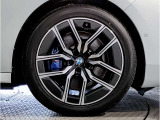 【BMWアロイホイル】軽量かつ強度に拘ったアロイホイル。走行性能ポテンシャルを引き出す設計。車の足元を引き締めてくれる大きなポイントはアロイホイルです。