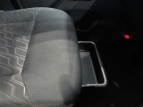 助手席シートの下には、小物が入るトレイが付いてます。