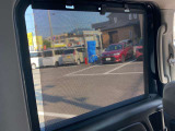 日差しが眩しい時などに引き上げるだけ!内蔵されているので窓を開閉しても巻き込まれないです!