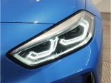 【LEDヘッドライト】先進のLEDテクノロジーを採用。放射される白色光の周波特性は太陽光に近く、バイキセノン・ヘッドライトを上回るコントラストで更に明るく輝きます!