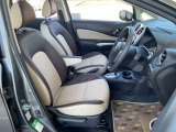 ベージュ/ブラウンの内装は車内を明るく感じさせます。