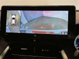 【パノラミックビューモニター】映像で、見づらい車両周辺の確認をアシスト。クルマを真上から見ているような映像を表示。 運転席から確認しにくい車両周囲の状況を把握。