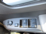 パワーウィンドウのスイッチ。運転席にいながら窓を開け閉めのコントロールできますよ。
