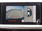 パノラミックビューモニター&バックモニター♪車両の前後左右に搭載した4つのカメラの映像を合成し、車を真上から見ているような映像を表示♪
