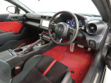 シンプルで使いやすいデザインの運転席です。