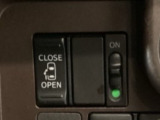 【片側パワースライドドア】片側がパワースライドドアになっており、運転席のスイッチやスマートキーでも開閉が可能です!開口部も広いので乗り降りも楽々♪