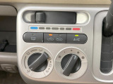 寒い冬も暑い夏も全席に快適な空調を届けてくれる、ダイヤル式エアコンを装備♪