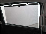 【格納式リアサンシェード】強い日差しの眩しさを軽減!使用しない時は、トリム内に格納できます。
