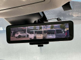 インテリジェントルームミラー。車両後方のカメラ映像をミラー面に映し出すため、車内の状況や天候などに影響されずいつでもクリアな後方の視界が得られます。