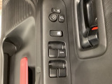 狭い駐車場で便利な電動格納ドアミラーが付いています。