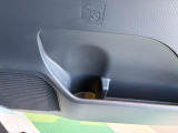 運転席ドアのドリンクホルダーです。