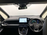 シンプルながら機能性あふれる運転席廻りです。視界性もよく、運転しやすいですよ。
