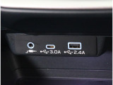 AUX端子、USBtypeA,USBtypeC端子が付いています。