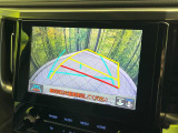 【バックカメラ】駐車時に後方がリアルタイム映像で確認できます。大型商業施設や立体駐車場での駐車時や、夜間のバック時に大活躍!運転スキルに関わらず、今や必須となった装備のひとつです!