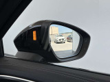 ●アウディサイドアシスト『後方の死角を並走する車両を検知しドアミラーの内側のLEDが点灯。ドライバーに注意を促し事故を未然に防ぐシステムです。』