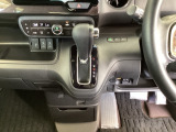 足元スッキリ、インパネシフトです。パーキングブレーキはフットブレーキタイプなので、運転席と助手席の間がスッキリしています。